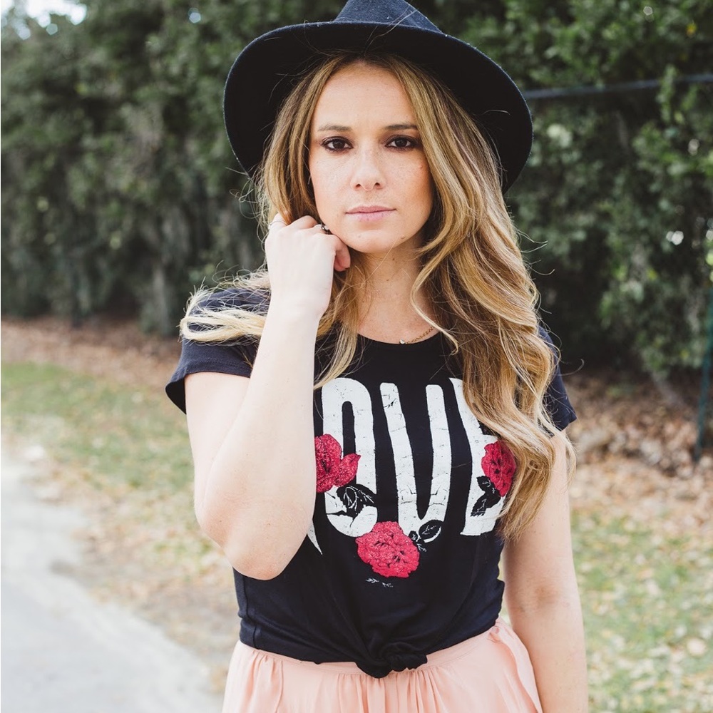 Graphic screen tee with tye